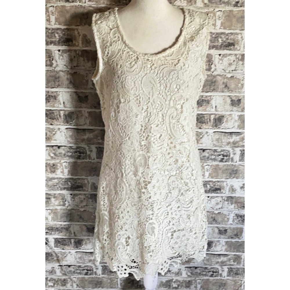 Solitaire Elegant Sleeveless Cream Lace Overlay Dress. Size M.